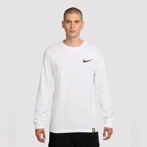 The Nike Sportswear Club Long-Sleeve T-Shirt